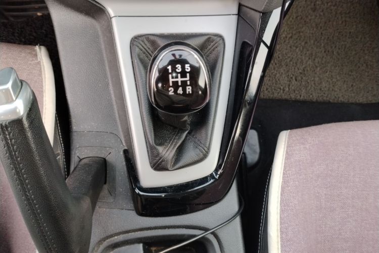 福特 福克斯 2012款 两厢 2.0L 手动豪华运动型局部细节18