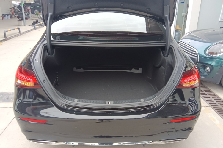 奔驰E级 2021款 E 300 L 运动豪华型局部细节23