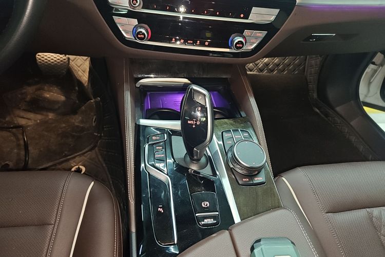 宝马5系 2022款 改款二 525Li 豪华套装中控内饰18