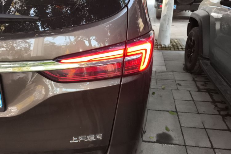 别克GL8 2023款 陆上公务舱 舒适型车身外观9