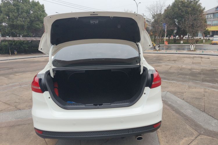 福特 福克斯 2018款 三厢经典 EcoBoost 180 自动精英型机舱底盘23