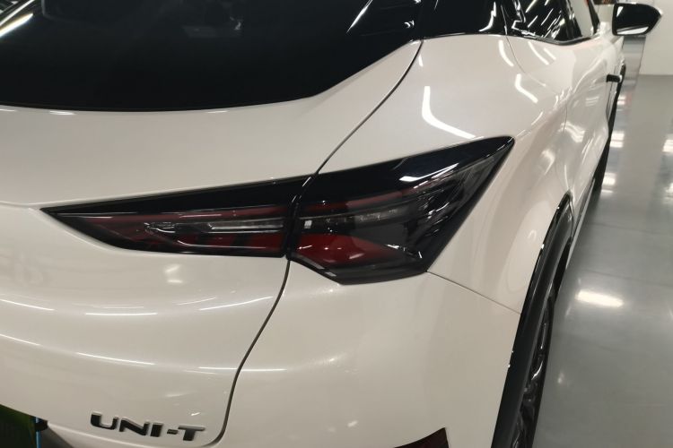 长安UNI-T 2023款 第二代 1.5T 尊贵型车身外观9