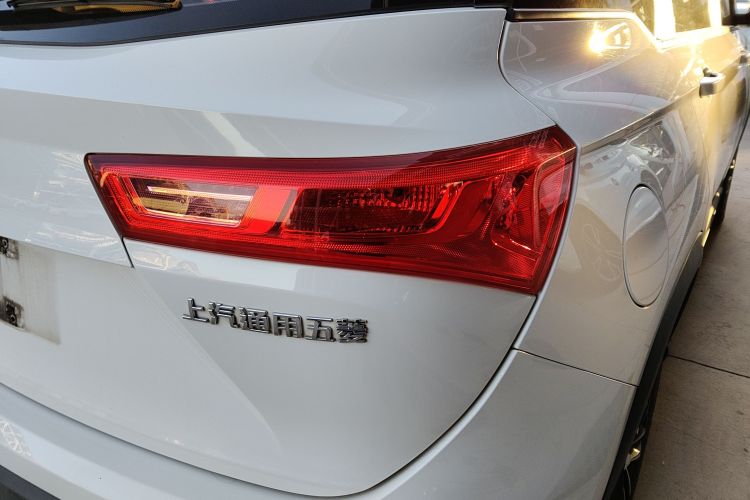 宝骏530 2021款 全球车周年纪念版 1.5T CVT豪华型 7座车身外观9