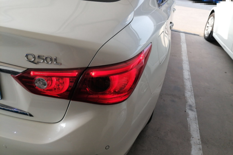 英菲尼迪Q50L 2016款 2.0T 舒适版车身外观9