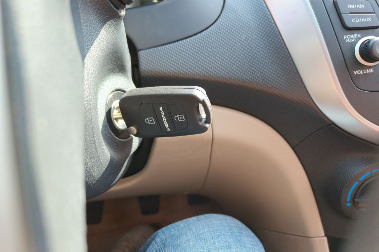 现代 瑞纳 2014款 1.4L 手动智能型GLS中控内饰11