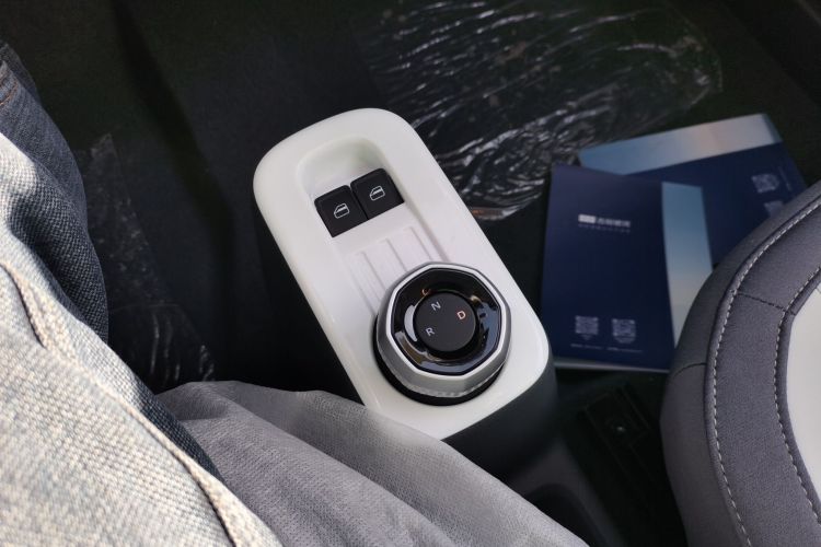 吉利银河 2025款 210km 熊猫骑士中控内饰18