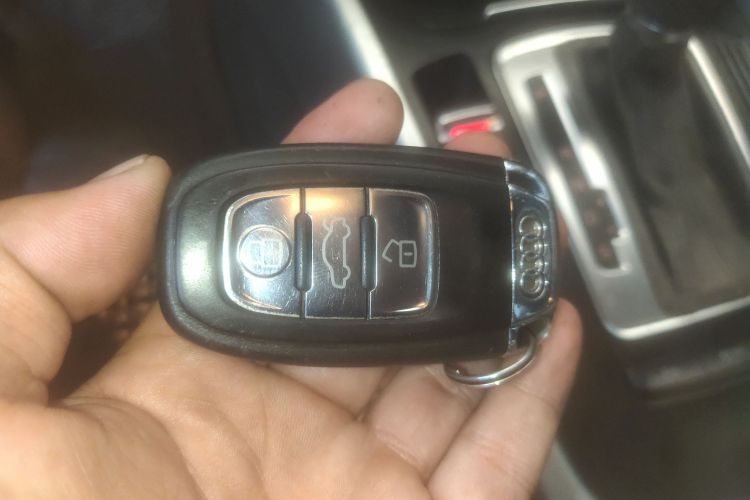 奥迪Q5 2011款 2.0TFSI 技术型中控内饰7001