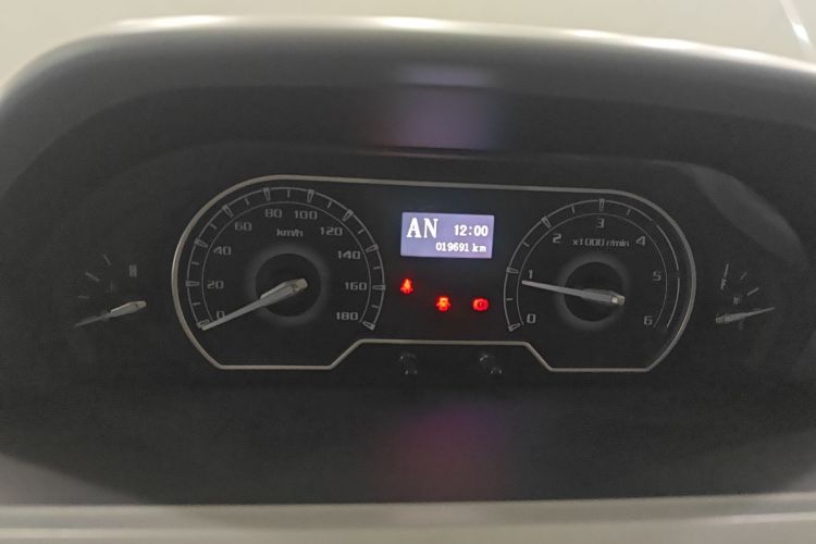 上汽大通MAXUS 新途V80 2023款 2.0T AMT经典傲运通短轴中顶5/6座局部细节14