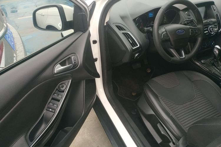 福特 福克斯 2018款 三厢经典 1.6L 自动风尚型智行版中控内饰7003