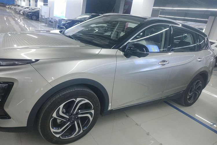 奔腾T90 2023款 2.0T 自动旗舰型车身外观4