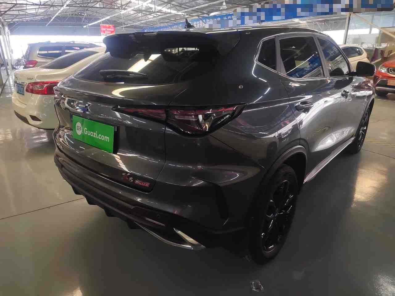 车辆右后45度外观展示