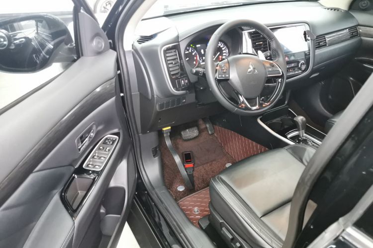 三菱 欧蓝德 2019款 2.4L 四驱致享版 5座 国VI中控内饰7003