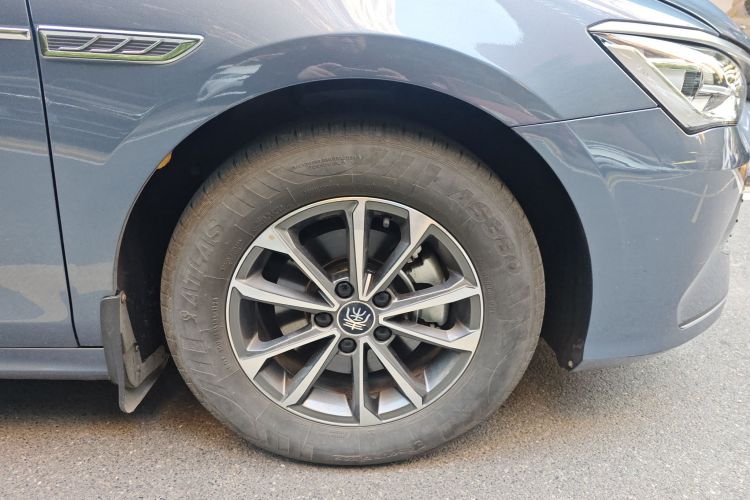 比亚迪 秦PLUS 2024款 荣耀版 DM-i 55KM领先型车身外观10