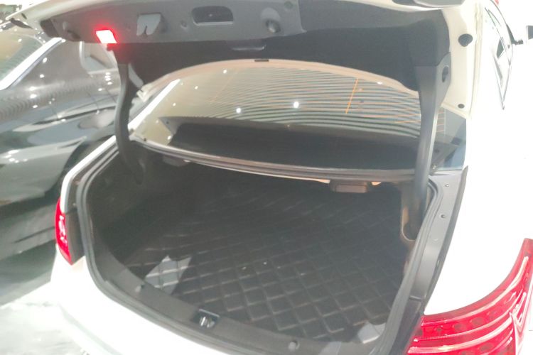 奔驰E级(进口) 2016款 E 200 轿跑车 灵动版机舱底盘23