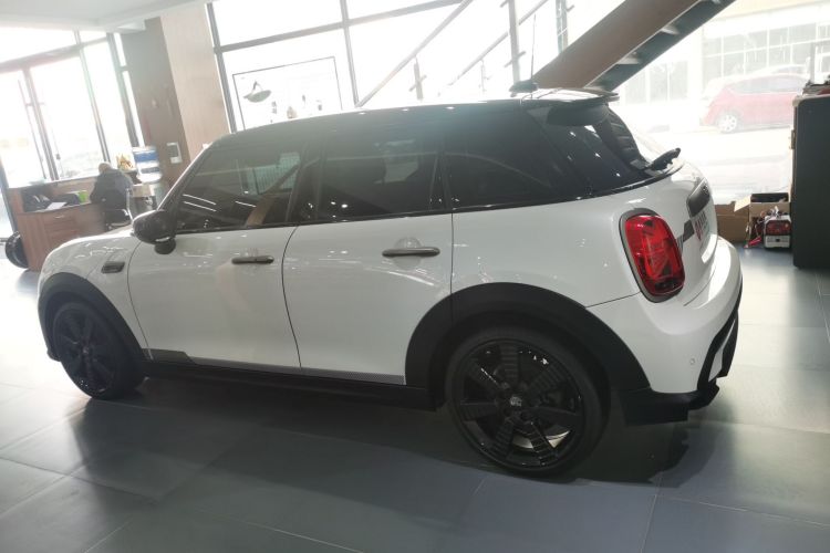 MINI 2023款 1.5T COOPER 国王十字特别版 五门版车身外观4