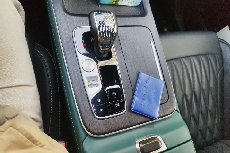 广汽传祺 传祺GS8 2022款 领航系列 2.0TGDI 两驱尊享版（七座）中控内饰18