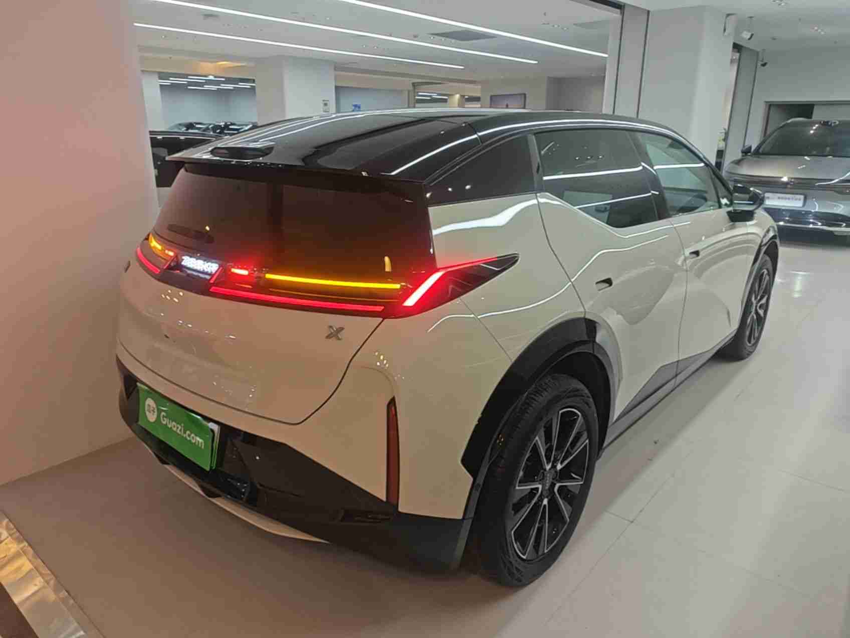 车辆右后45度角外观展示