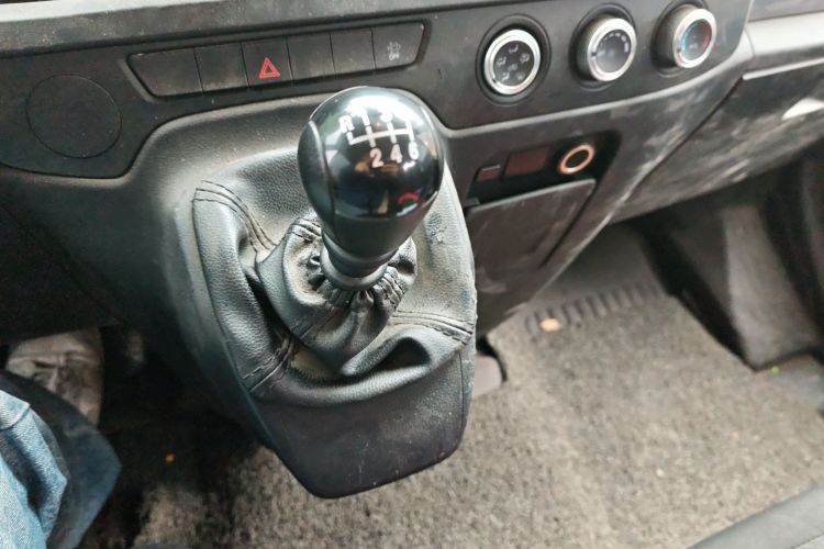 江铃福顺 2023款 2.0T 手动短轴中顶商运型多功能乘用车5座中控内饰18