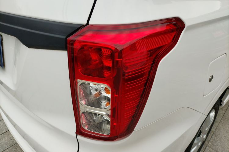 五菱汽车 五菱宏光 2021款 1.5L改款 S基本型 液压助力LAR车身外观9