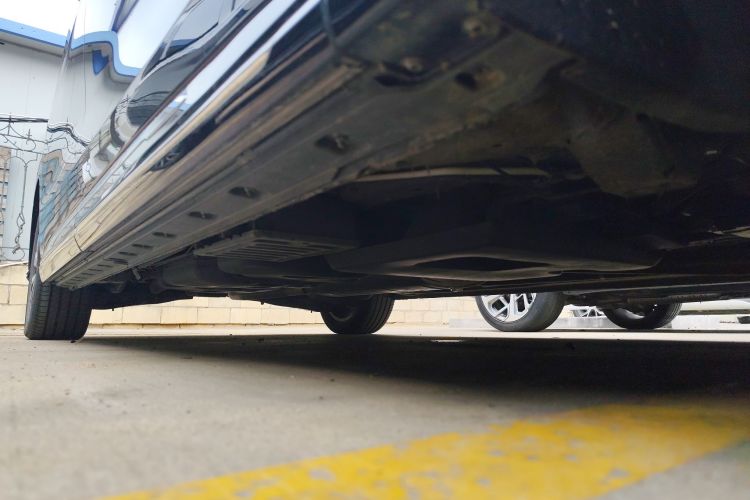 红旗HQ9 2023款 2.0T 智联旗领版机舱底盘29