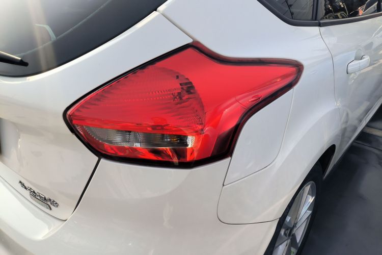 福特 福克斯 2015款 两厢 EcoBoost 125 手动超能风尚型车身外观9