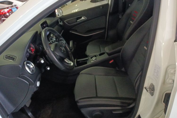 奔驰A级(进口) 2018款 A 200 动感型局部细节19