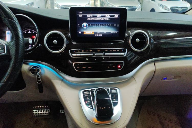 奔驰V级 2018款 V 260 尊贵版 国VI中控内饰16