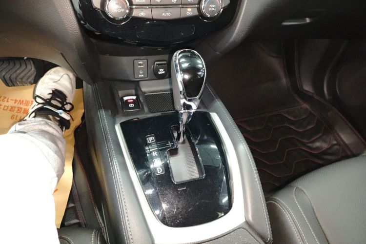 日产 奇骏 2019款 2.0L CVT舒适版 2WD局部细节18