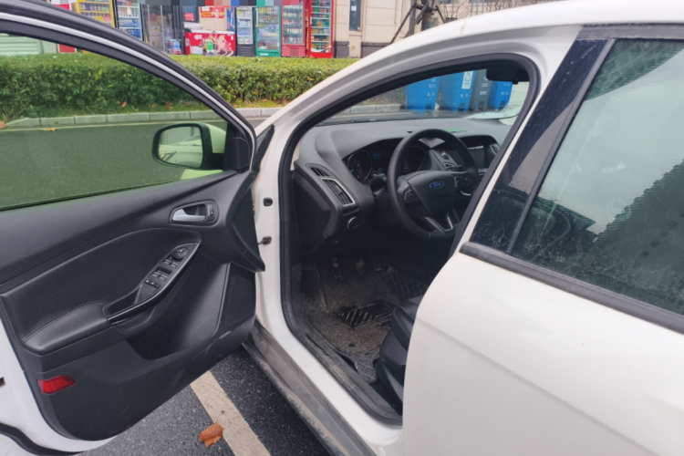 福特 福克斯 2015款 三厢 1.6L 手动风尚型中控内饰20