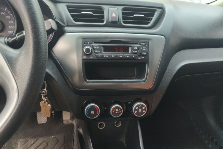 起亚K2 2015款 三厢 1.4L MT GLS中控内饰16