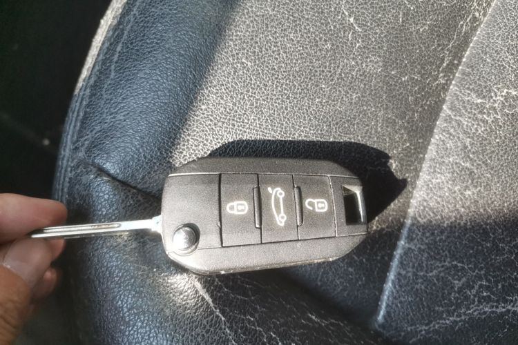 标致301 2014款 1.6L 自动舒适版中控内饰11