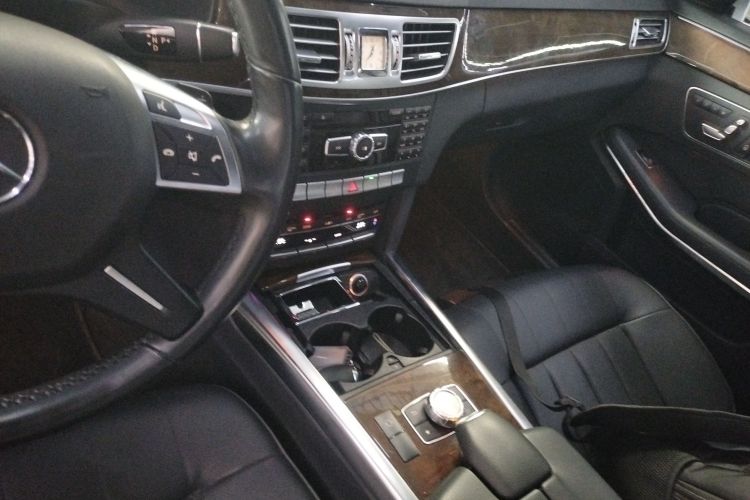 奔驰E级 2015款 E 200 L中控内饰18