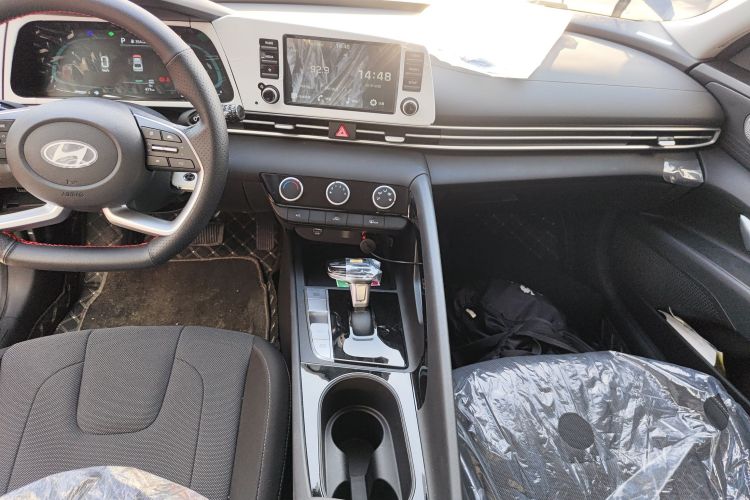 现代 伊兰特 2023款 1.5L CVT GLS领先版中控内饰16