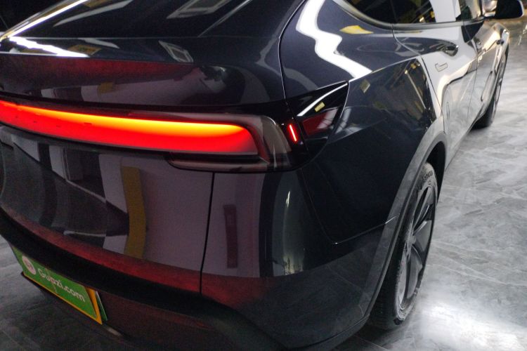 特斯拉 Model Y 2025款 长续航全轮驱动版车身外观9