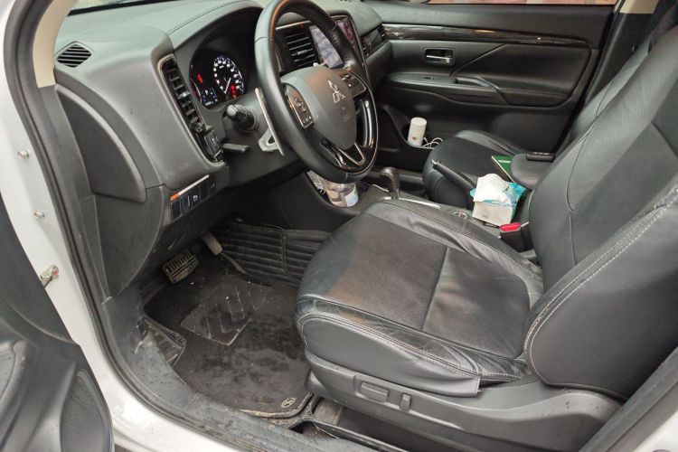 三菱 欧蓝德 2016款 2.4L 四驱豪华版 7座中控内饰20