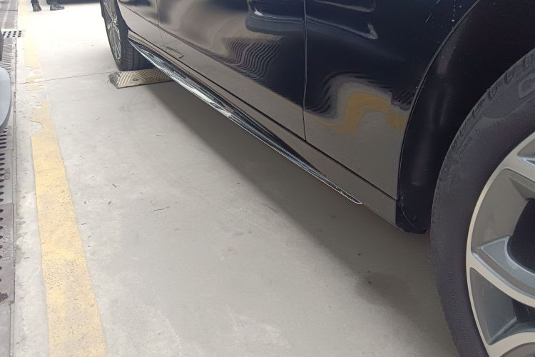 奔驰E级 2021款 E 300 L 运动豪华型局部细节9001