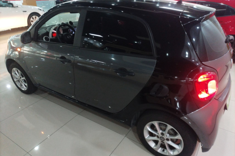 smart forfour 2018款 1.0L 52千瓦灵动版车身外观4