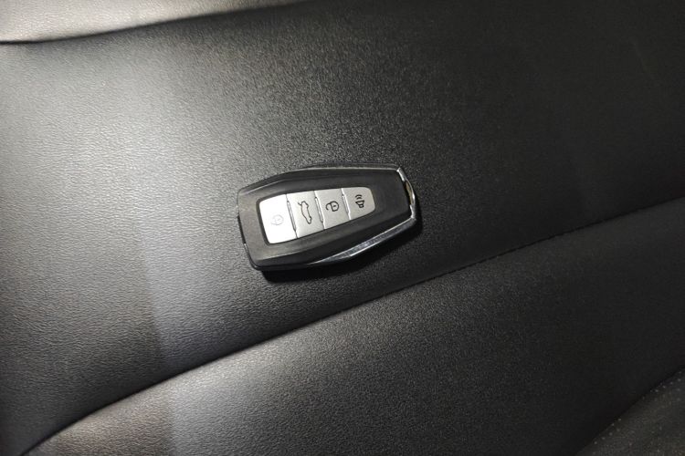 吉利几何 几何E 2022款 320KM 乖巧虎 5座中控内饰11