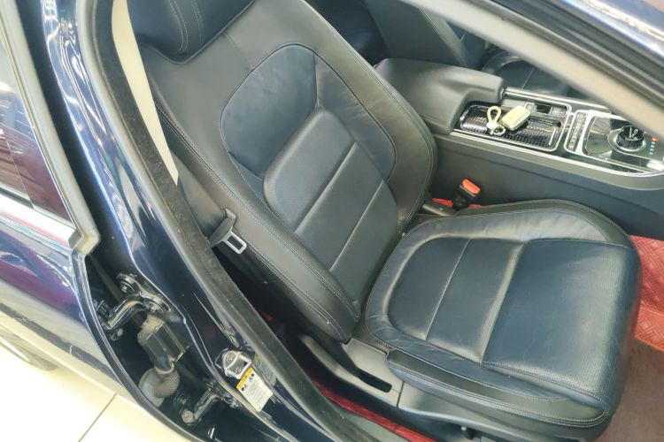 捷豹XE 2018款 2.0T 200PS 两驱R-Sport运动版局部细节41