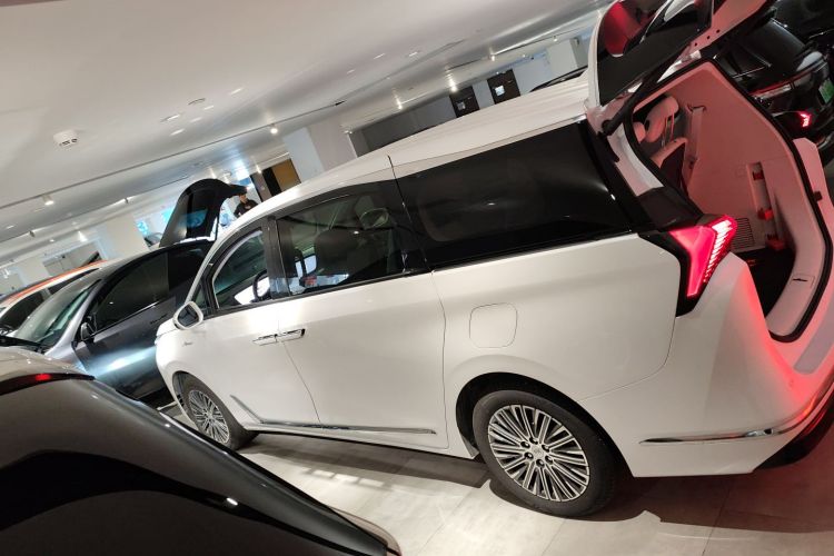 别克GL8新能源 2024款 陆尊 智享版 7座车身外观4