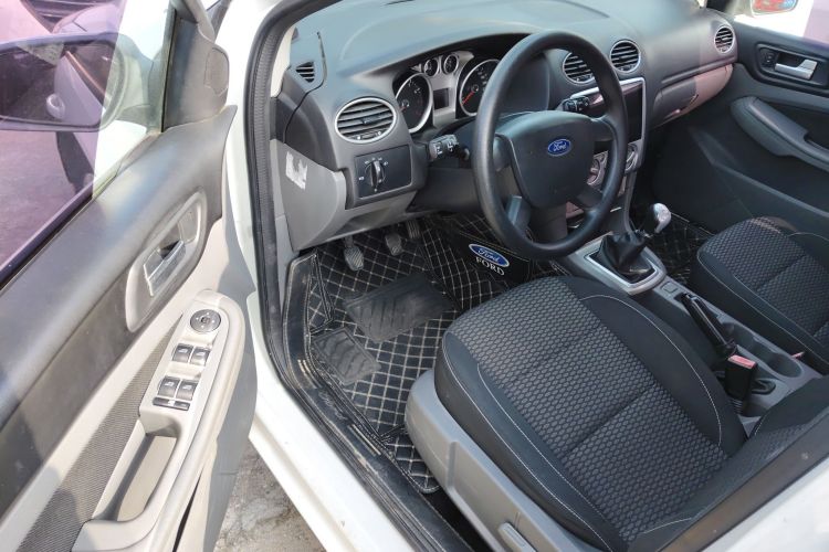 福特 福克斯 2013款 两厢经典 1.8L 手动基本型中控内饰7003