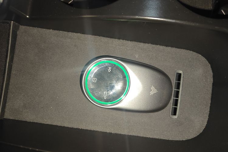 哪吒汽车 哪吒S 2024款 增程 1060 Lite版中控内饰7001