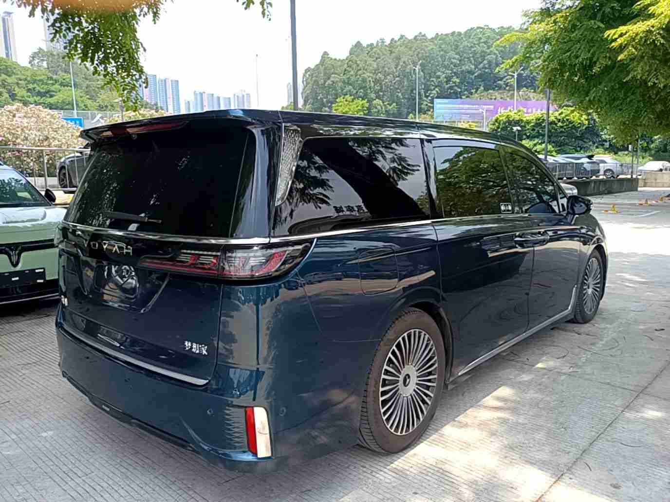 车辆右后45度外观展示