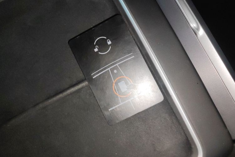 特斯拉 Model Y 2025款 后轮驱动 首发版中控内饰7001