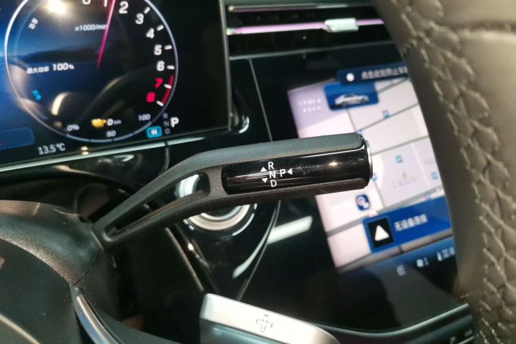 奔驰E级新能源 2024款 E 350 e L 插电式混合动力轿车中控内饰18