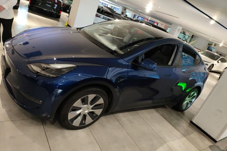 特斯拉 Model Y 2021款 长续航全轮驱动版车身外观4