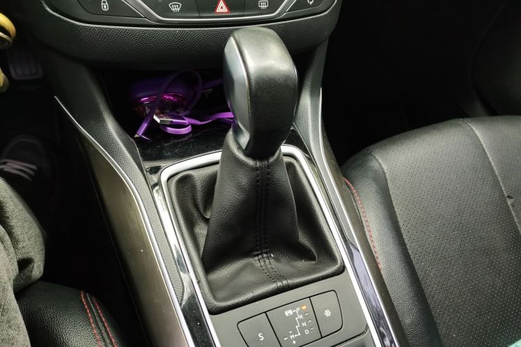 标致408 2016款 1.6T 自动豪华版中控内饰18