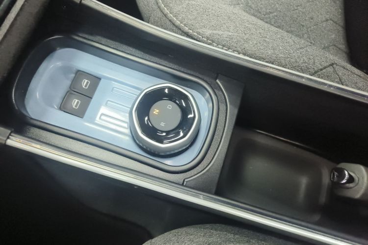 吉利银河 2023款 熊猫mini 200km 耐力熊中控内饰18