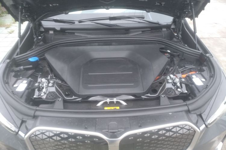 宝马iX1 2023款 xDrive30L X设计套装机舱底盘24