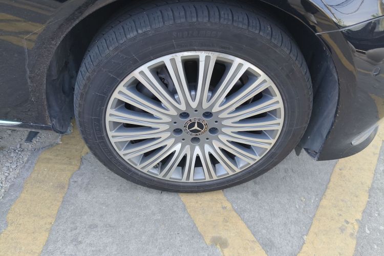 奔驰E级 2020款 E 300 L 时尚型车身外观10